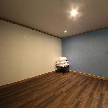 Art Hotel Гуми Экстерьер фото